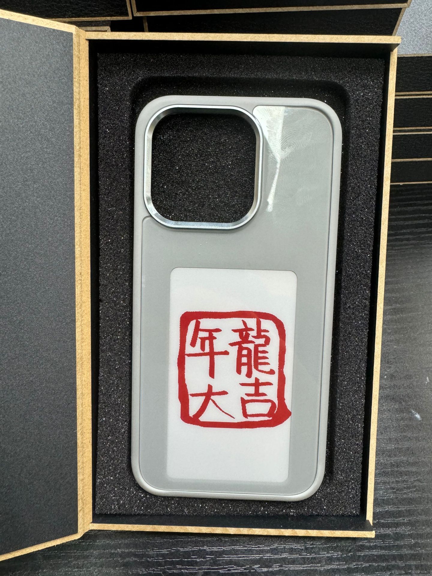 Luxury E-Ink Phone Case with Unlimited Screen Projection – No Battery Needed